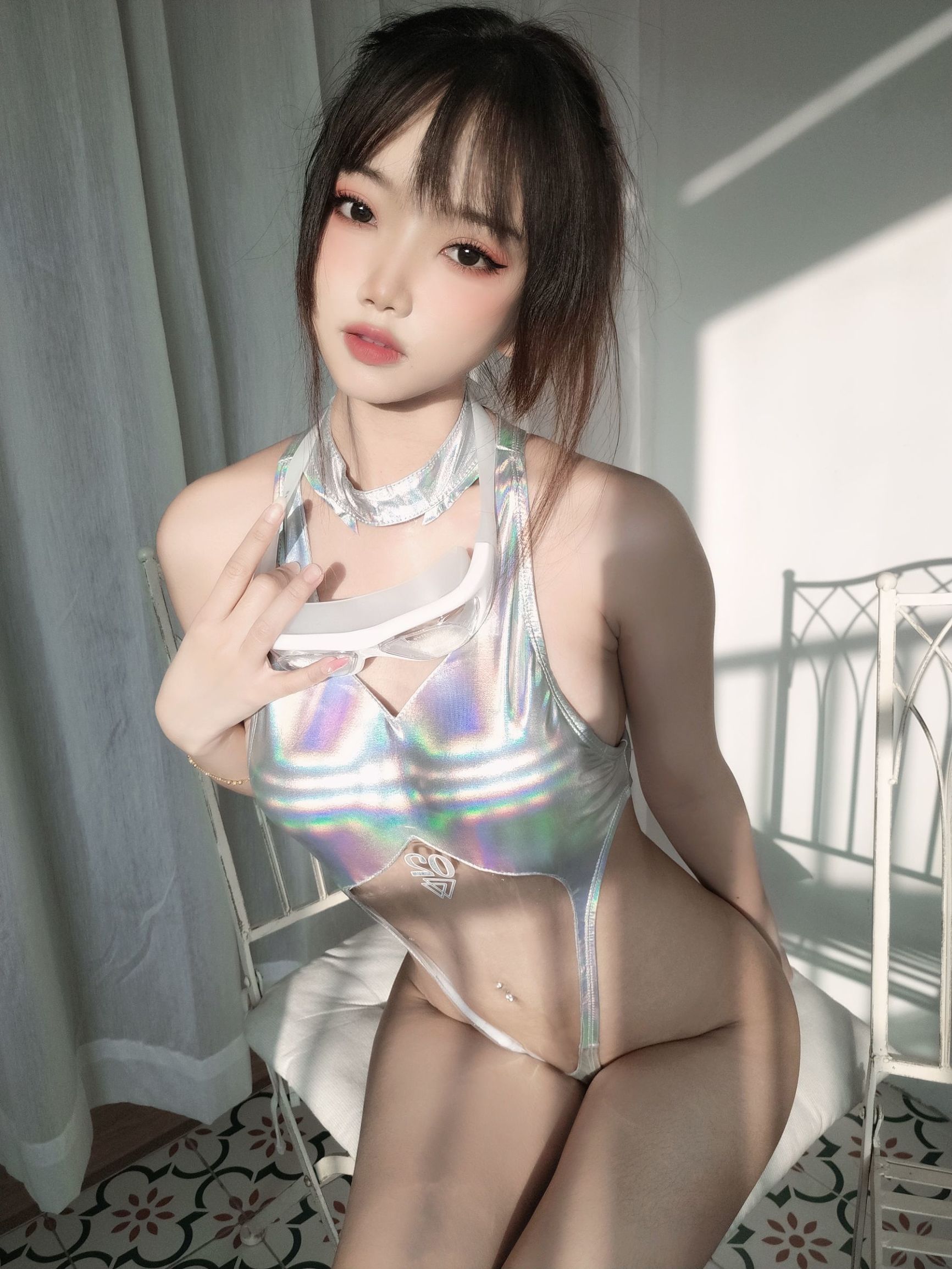 [网红COSER]白嫩美少女鬼畜瑶镭射竞泳插图7